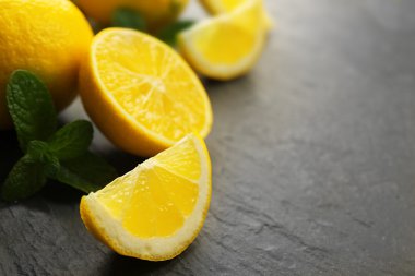 taze limon dilimleri  