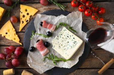 Şarap, aperatifler ve farklı peynir