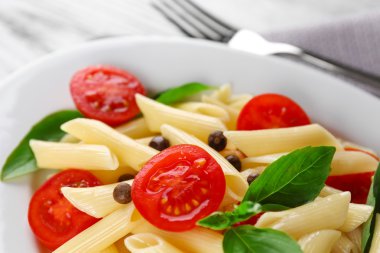 domates ve fesleğen yaprakları ile makarna