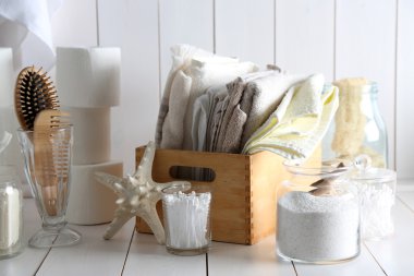 Beyaz duvar banyo aksesuarları