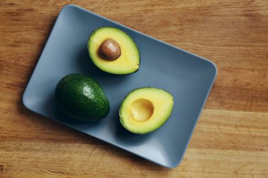 Plaka üzerinde taze avokado