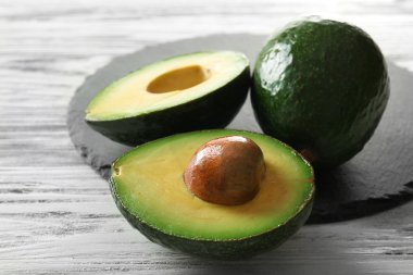 Kayrak plaka üzerinde taze avokado