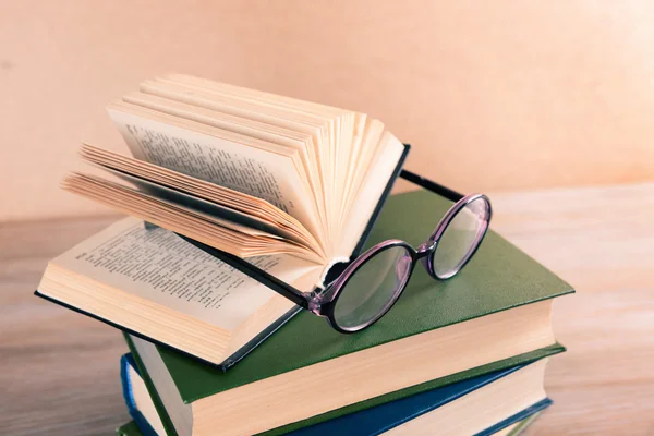 Pile of books and eyeglasses — Stock Photo, Image