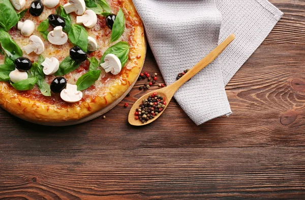 Deliziosa pizza gustosa con ingredienti — Foto Stock