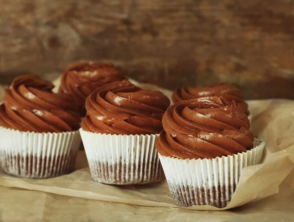 Chocolade cupcakes op baker papier — Stockfoto