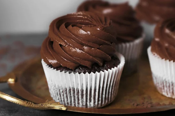 Magdalenas de chocolate en bandeja —  Fotos de Stock