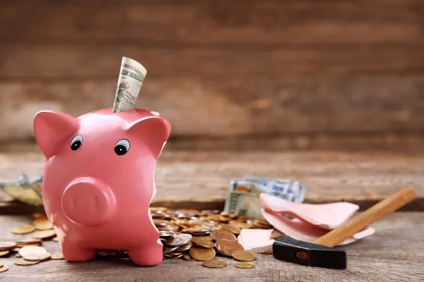 Törött piggy bank készpénz — Stock Fotó