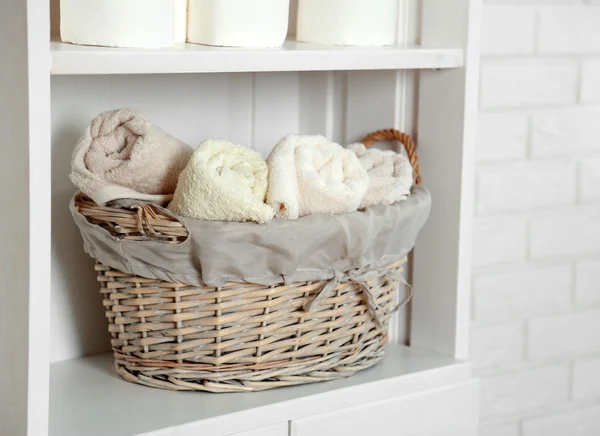 Ванная комната с полотенцами — стоковое фото