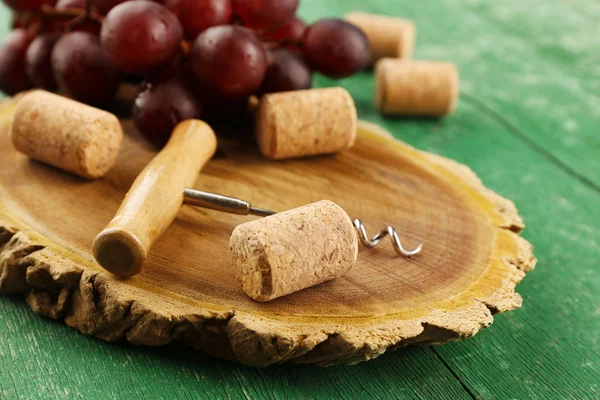 Corchos de vino y codorniz con racimo de uvas — Foto de Stock