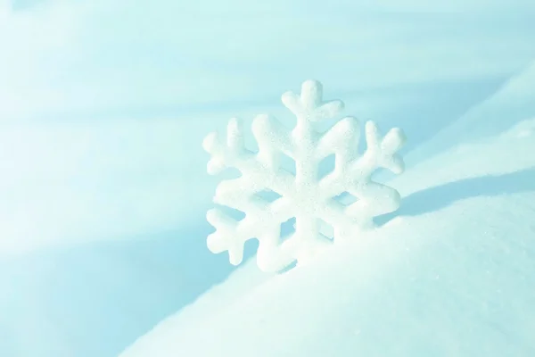 Beautiful snowflake on natural snowdrift — Stock Photo, Image