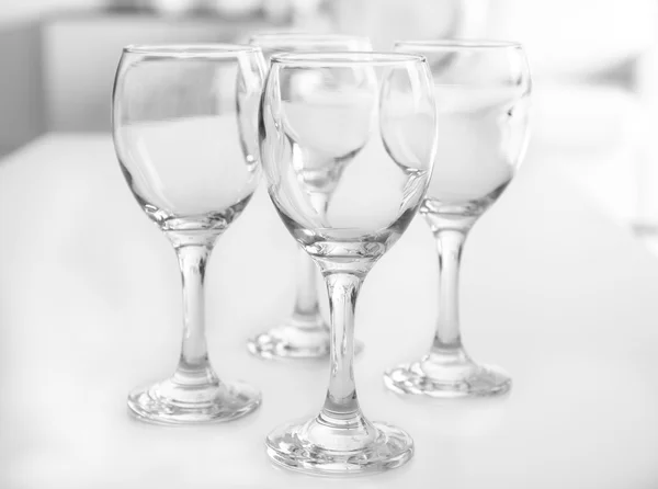 Bicchieri da vino su interni sfocati — Foto Stock