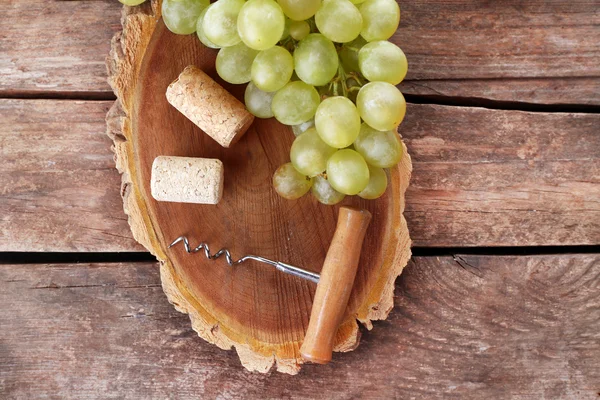 Corchos de vino y codorniz con racimo de uvas — Foto de Stock