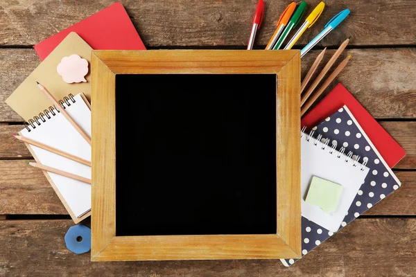 Quadro negro de escola pequena com artigos de papelaria — Fotografia de Stock