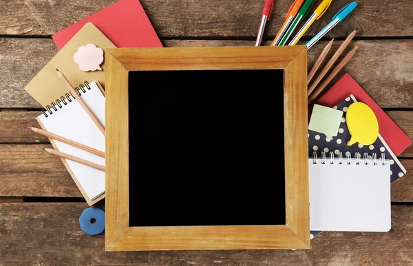 Kleine school schoolbord met briefpapier — Stockfoto