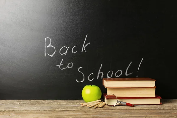 Schoolboeken op Bureau — Stockfoto