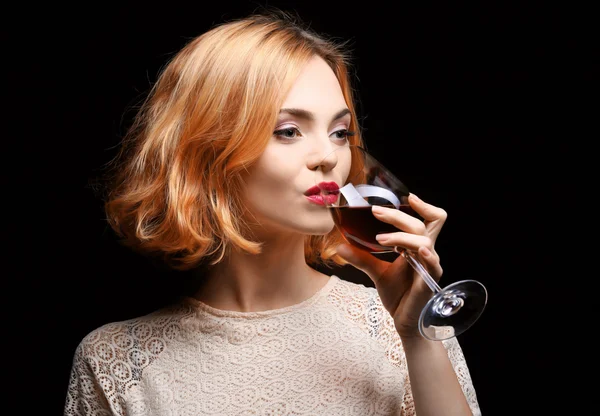 Mujer con copa de vino tinto —  Fotos de Stock