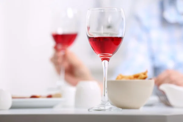 Jantar com copos de vinho — Fotografia de Stock