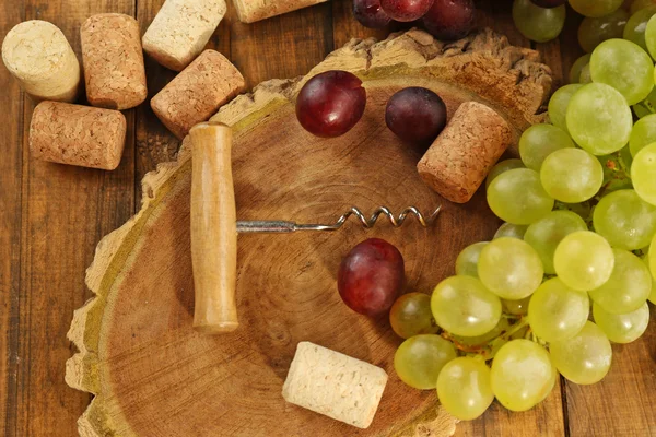 Wine corks and tailspin with bunch of grapes — Stock Photo, Image