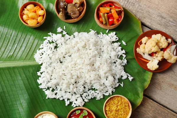 Варёный рис с овощами и специями — стоковое фото