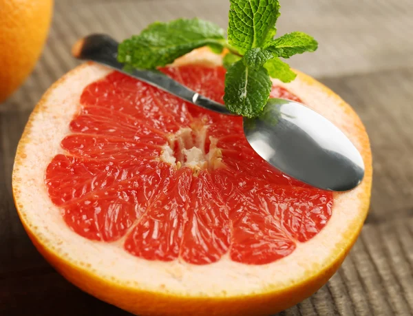 Skivad grapefrukt med mynta — Stockfoto