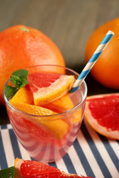 Ripe grapefruits and fresh juice — Stock Photo, Image