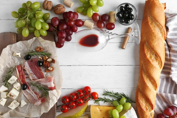 Vinho, lanches e queijo diferente — Fotografia de Stock