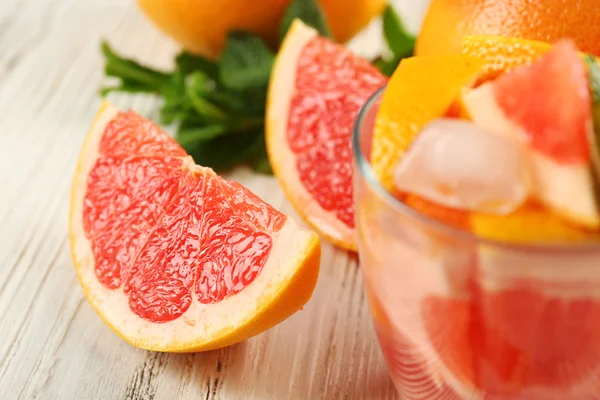 Ripe grapefruits and fresh juice — Stock Photo, Image
