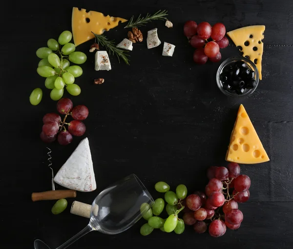 Şarap, aperatifler ve farklı peynir — Stok fotoğraf