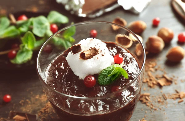 Copa de vidrio de postre de chocolate con arándanos — Foto de Stock