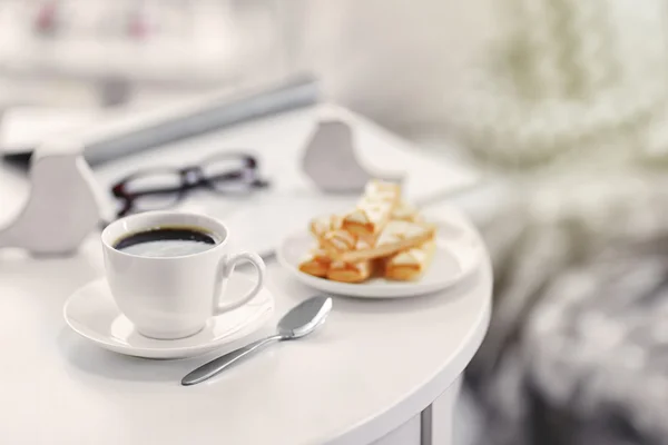 Beyaz fincan kahve ve tatlılar — Stok fotoğraf