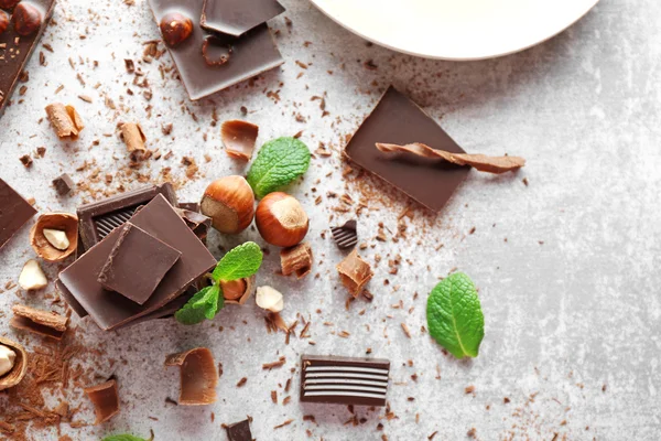 Darab csokoládé, mogyoró és friss min — Stock Fotó