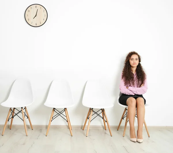 Mulher à espera de entrevista dentro de casa — Fotografia de Stock