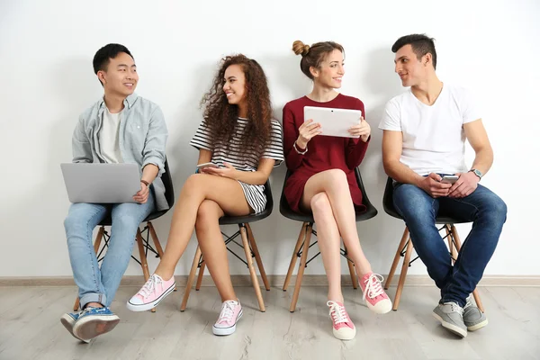 Grupo Personas Con Dispositivos Digitales Espera Una Entrevista Interiores — Foto de Stock