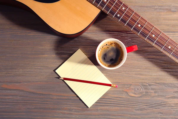 Gitara z notebooka i filiżankę kawy — Zdjęcie stockowe