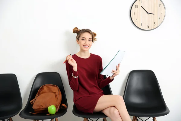 Vrouw te wachten voor het interview binnenshuis — Stockfoto