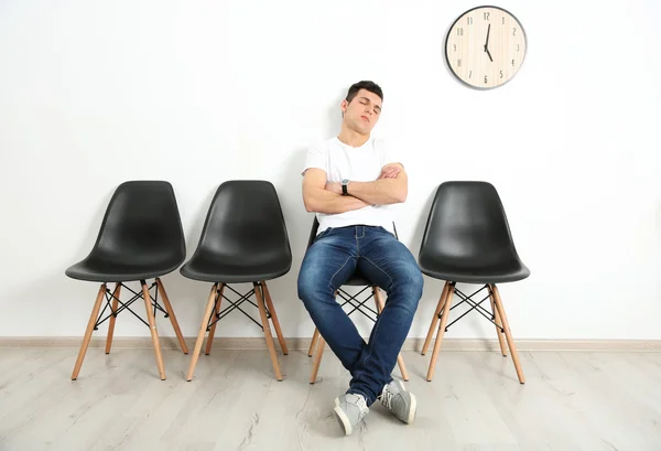 Joven Esperando Una Entrevista Interior — Foto de Stock