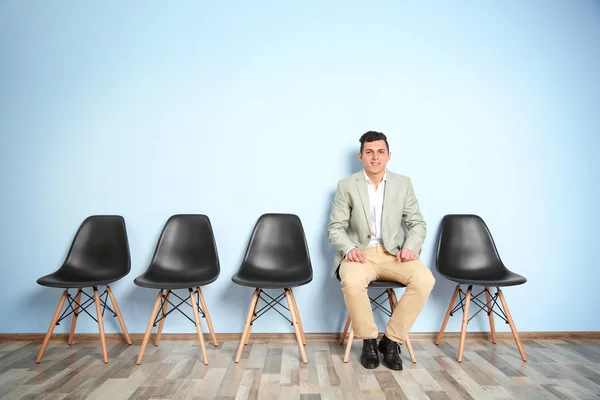 Jonge Man Pak Zittend Een Stoel Wachten Sollicitatiegesprek — Stockfoto