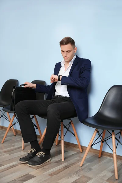 Junger Mann Anzug Sitzt Auf Stuhl Und Wartet Auf Vorstellungsgespräch — Stockfoto