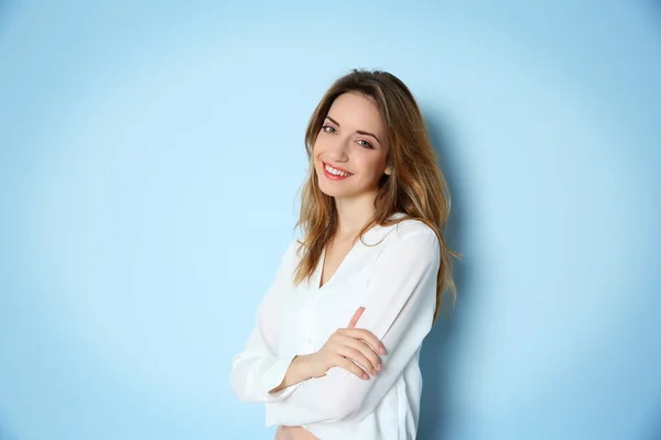 Portrét Mladé Podnikatelka Pozadí Modré Zdi — Stock fotografie
