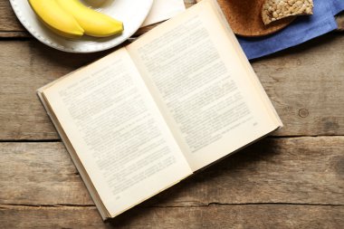 Açık kitap ve snack 