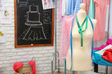 Teyp ölçme ile terzi mankeni 