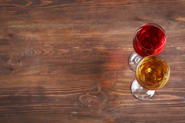 Farklı renkteki şaraplar ile gözlük