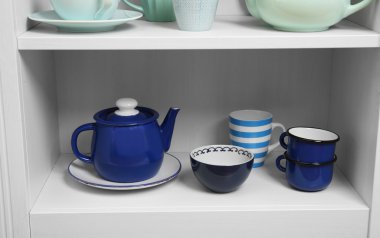 raf üzerinde renkli sofra 