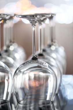 Kalkık ayaklı büyük kadehler