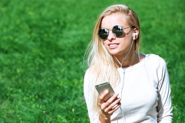 Genç kadın müzik dinliyor.