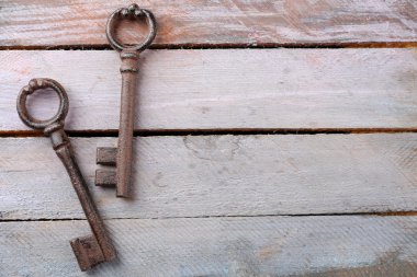 Eski anahtar taşı üstünde ahşap 