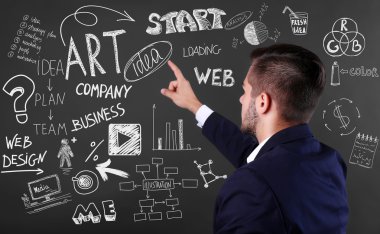 Lacivert takım elbiseli genç adam arkadan görünüm 