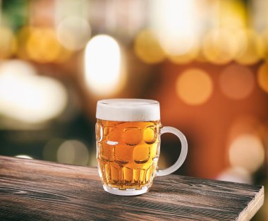 Tablo, karanlık pub arka plan üzerinde soğuk taze bira kupa