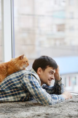 Kabarık kedi ile genç adam