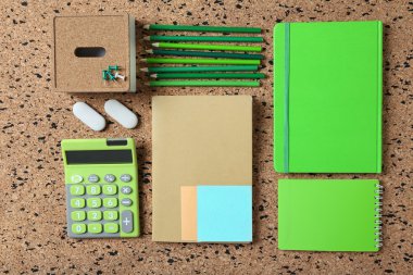 cork board üzerinde Kırtasiye 